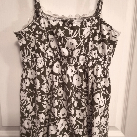 🎉Host Pick🎉Maternity and Breastfeeding Green and White Floral Top, Size S - Picture 5 of 5